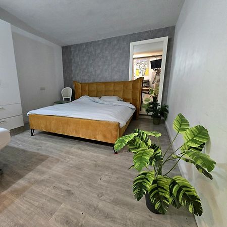 Emile Zola Villa Rishon LeZion Exteriör bild